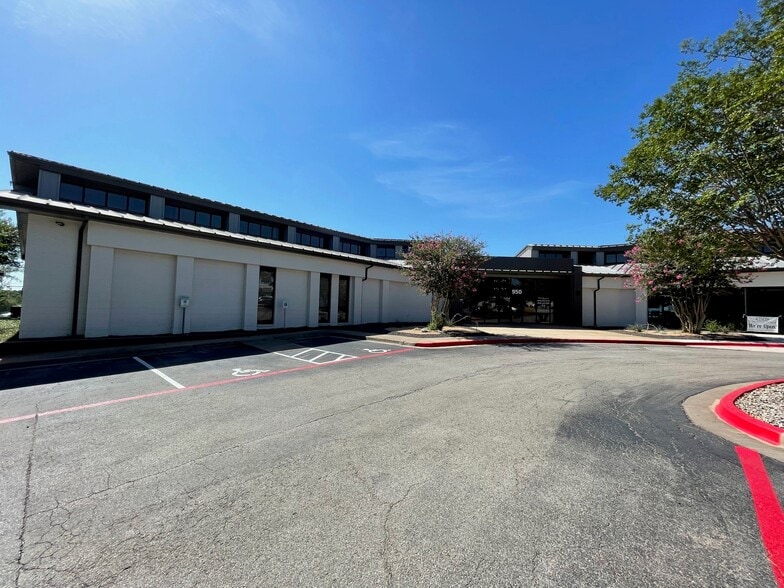 More Photos Of 950 W University Ave, Georgetown Unknown For Lease