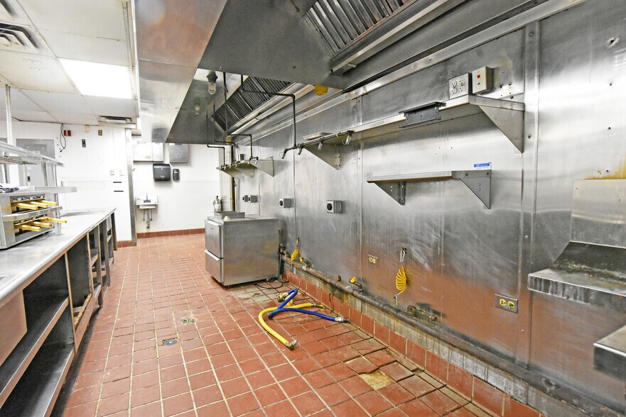 More Photos Of 3939 1st Ave SE, Cedar Rapids Restaurant For Lease