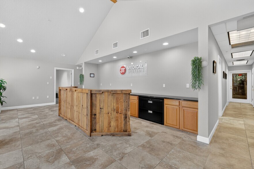More Photos Of 2721 Pemberton Dr, Apopka Warehouse For Lease