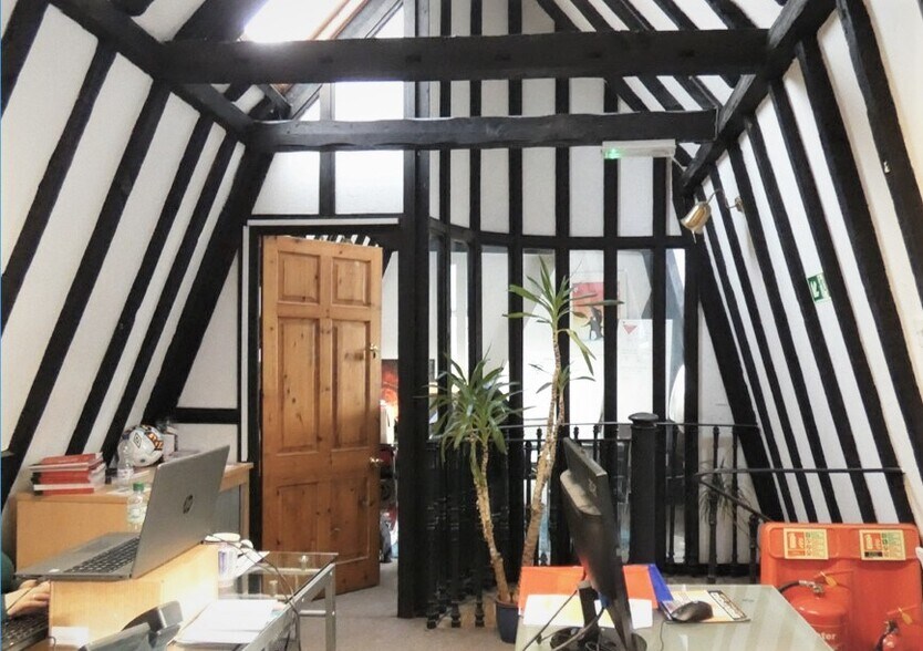 More Photos Of 37 Half Acre, Brentford Office Residential For Lease