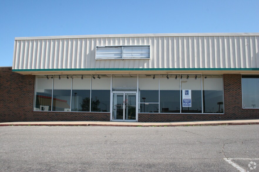 More Photos Of 200 W Greenway Ct, Derby Unknown For Lease