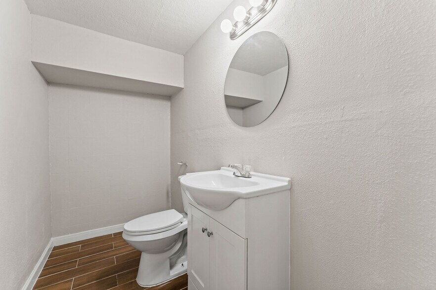 More Photos Of 6640 W Montgomery Rd, Houston Office For Sale