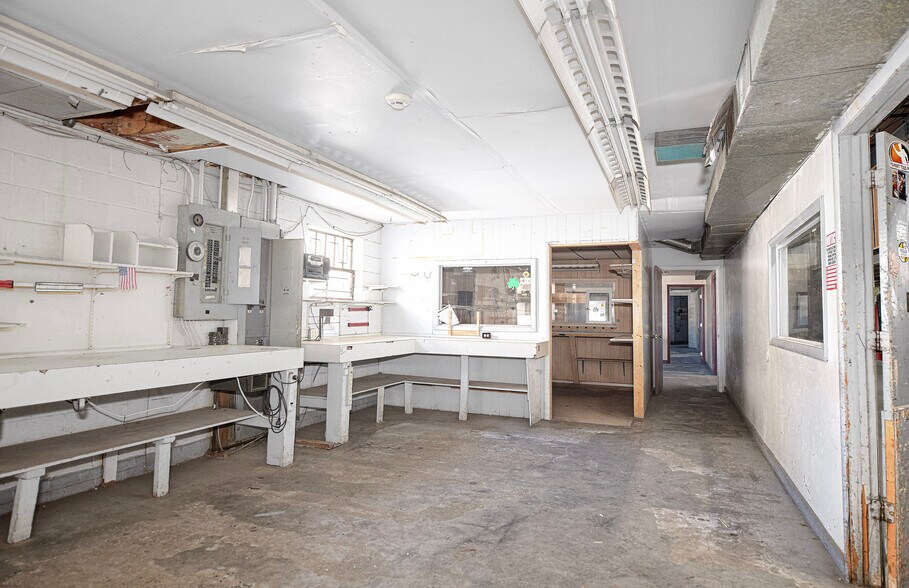 More Photos Of 6412-6418 Frankford Ave, Baltimore Warehouse For Lease