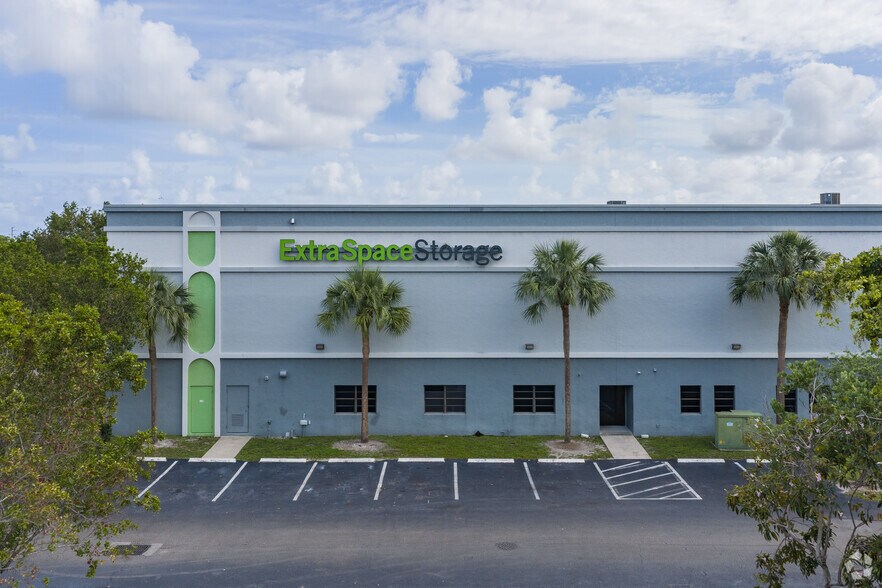 Primary Photo Of 4950 N Dixie Hwy, Oakland Park Self Storage For Lease