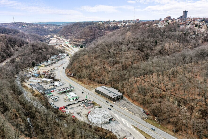 More Photos Of 921 Saw Mill Run Blvd, Pittsburgh Light Distribution For Sale