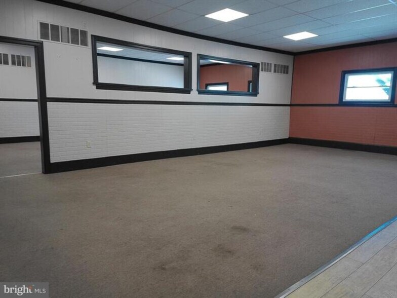 More Photos Of 2 W Market St, Gratz Storefront Retail Residential For Lease