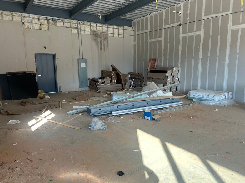 More Photos Of 416 WILBANKS Rd, Alto Storefront For Lease