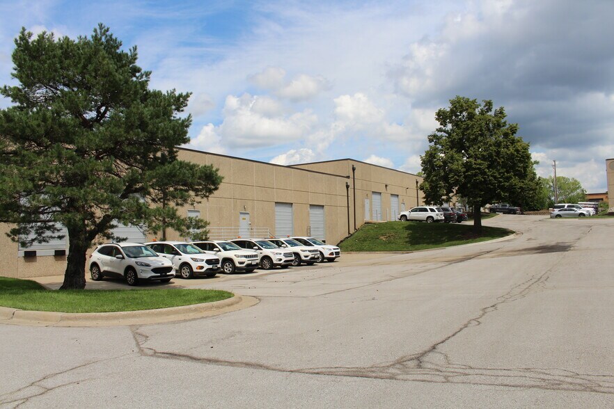 More Photos Of 14631-14651 W 95th St, Lenexa Light Distribution For Lease