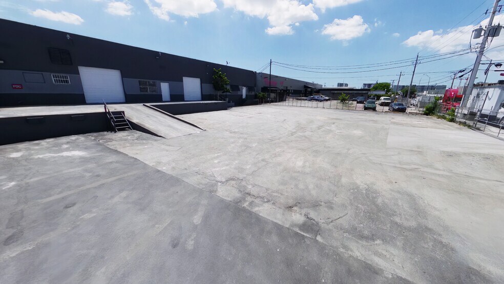 More Photos Of 3121-3171 E 11th Ave, Hialeah Warehouse For Lease