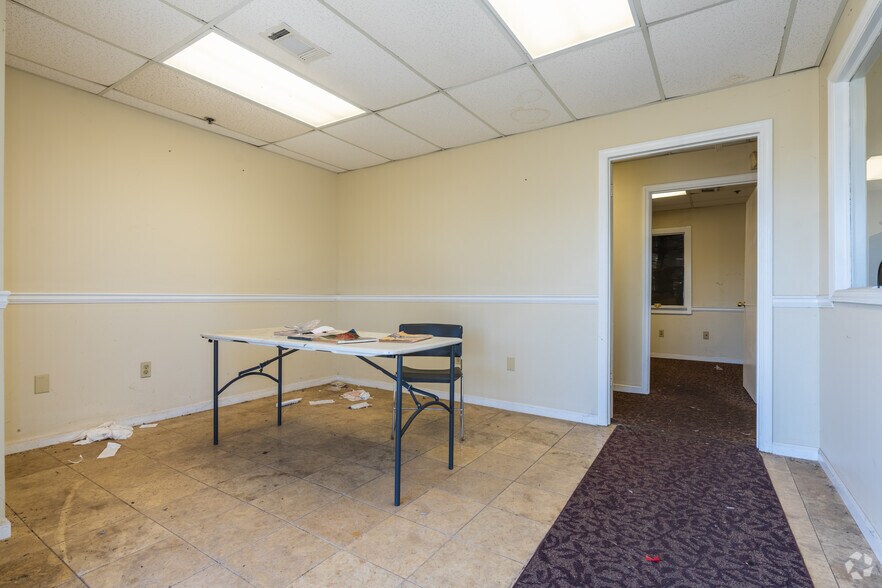 More Photos Of 715 S River Street, Calhoun Warehouse For Lease