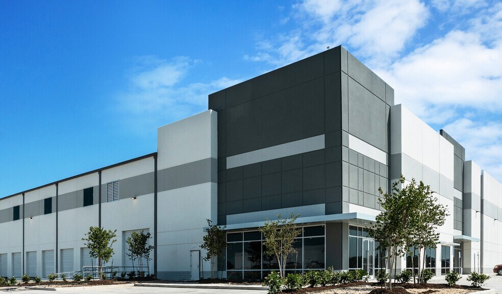 More Photos Of 10535 Red Bluff Rd, Pasadena Distribution For Lease