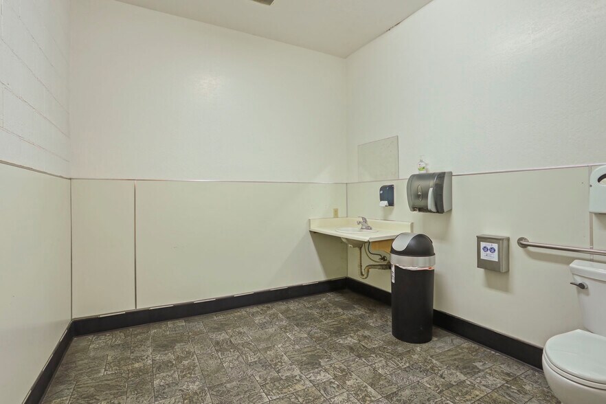 More Photos Of 7711 Murray Dr, Stockton Flex For Sale