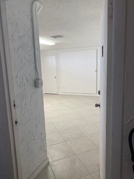 More Photos Of 5800 Houchin St, Naples Self Storage For Lease