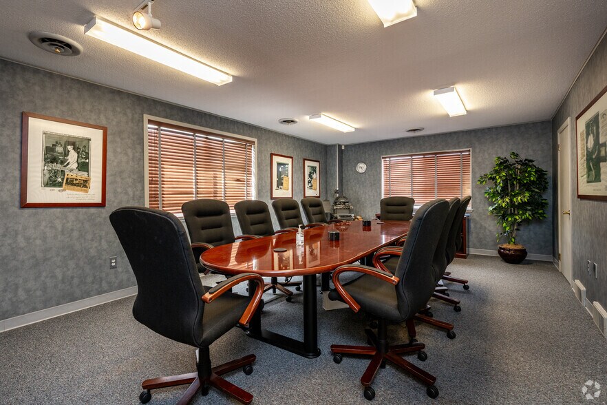 More Photos Of 601 E Marshall St, Sweet Springs Flex For Sale