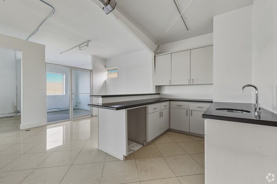 More Photos Of 5633 Southwest Fwy, Houston Freestanding For Lease