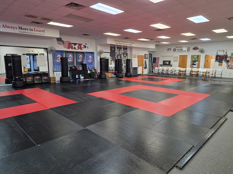 More Photos Of 100 Commercial Dr, Atoka General Retail For Sale