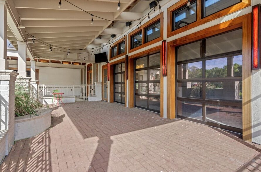 More Photos Of 1028 Johnnie Dodds Blvd, Mount Pleasant Restaurant For Lease