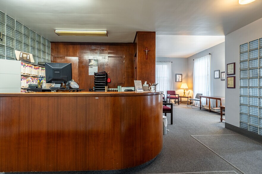 More Photos Of 430 W Stephenson St, Freeport Office For Sale