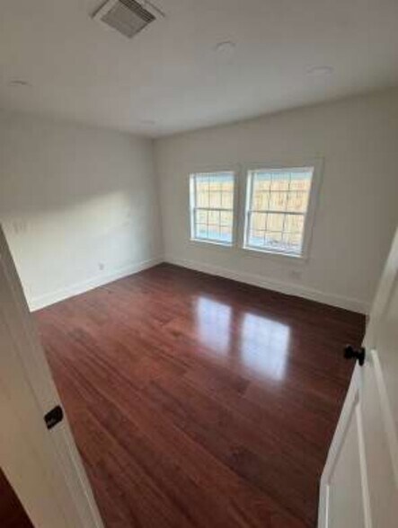 More Photos Of 1105 N Meyer Rd, Seabrook Office For Sale