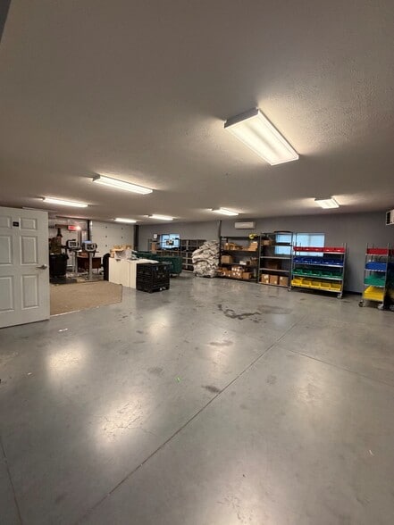 More Photos Of 2139 Magnum Cir, Lincoln Warehouse For Lease