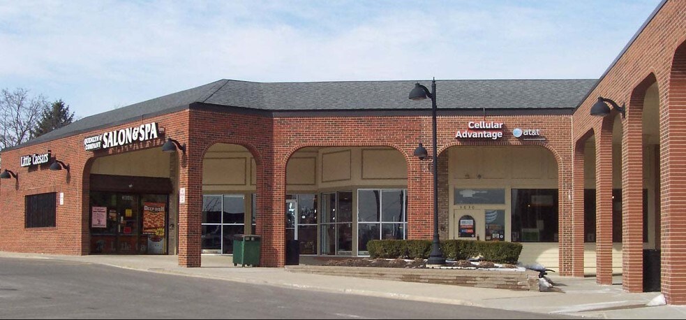 More Photos Of 3596 W Maple Rd, Bloomfield Hills Freestanding For Lease