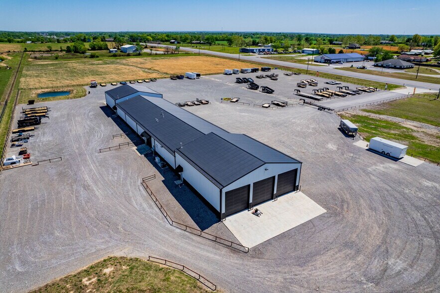 More Photos Of 26091 OK-51, Wagoner Showroom For Sale