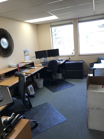 More Photos Of 7831 SE Lake Rd, Portland Office For Lease