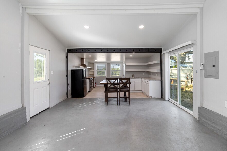 More Photos Of 30951 Blanco Rd, Bulverde Flex For Sale