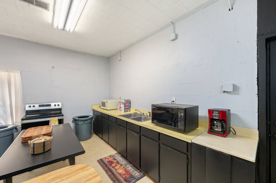 More Photos Of 17457 US-331, Freeport Specialty For Sale