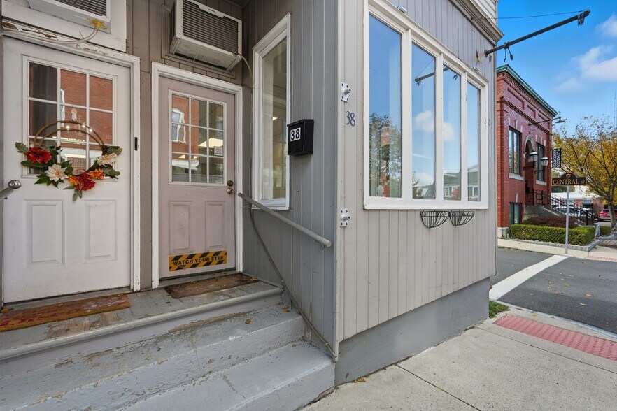 More Photos Of 22-38 School St, Westfield General Retail For Lease