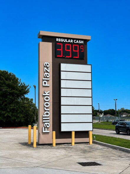 More Photos Of 6314 Fallbrook Dr, Houston Storefront For Lease