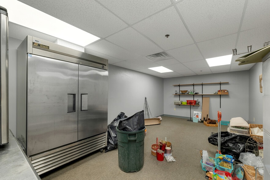 More Photos Of 45 Londonderry Tpke, Hooksett Office For Lease