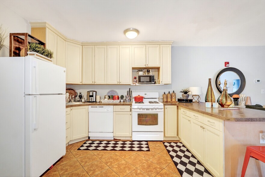 More Photos Of 140 Summer St, Holliston Veterinarian Kennel For Sale