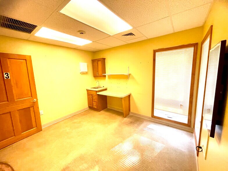 More Photos Of 52-56 Stiles Rd, Salem Medical For Lease