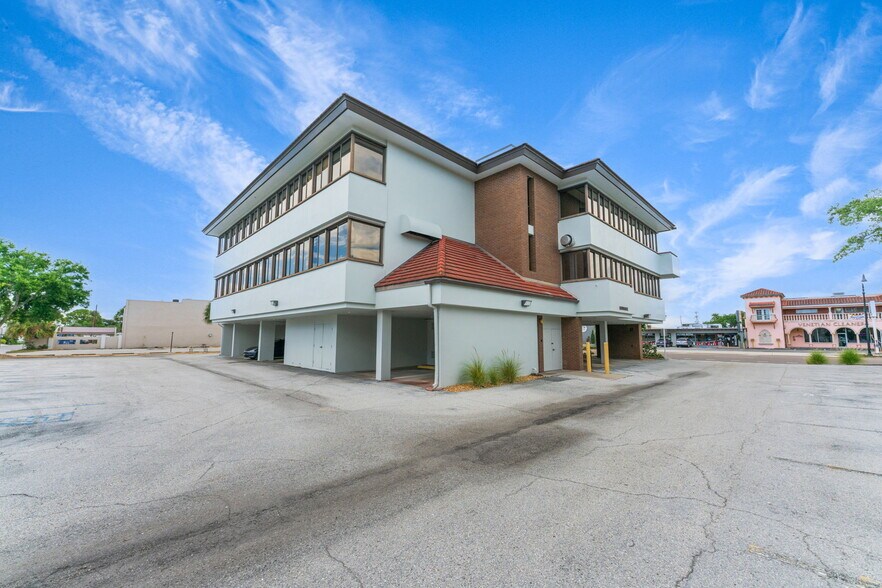 More Photos Of 420 Tamiami Trl S, Venice Medical For Sale