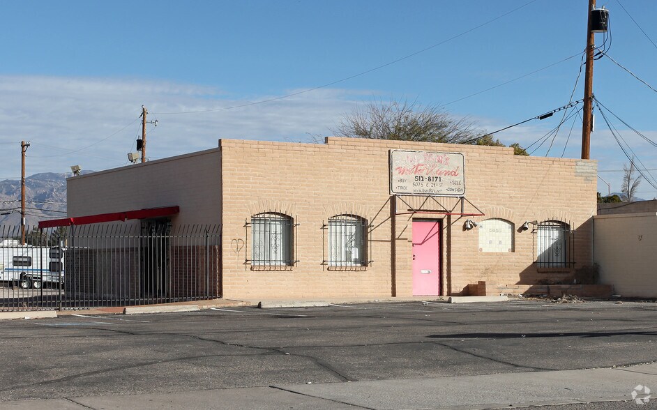 Primary Photo Of 5075 E 29th St, Tucson Auto Dealership For Sale