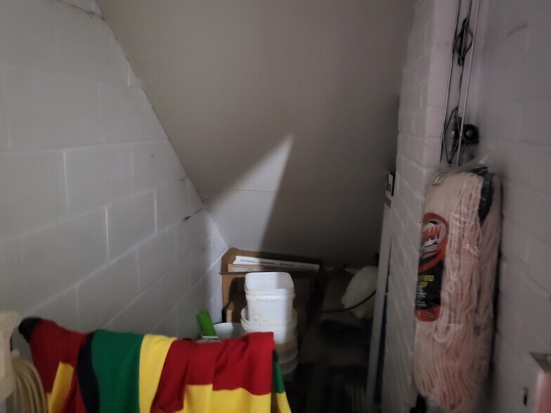 More Photos Of 212 S Broad St, Gastonia General Retail For Sale