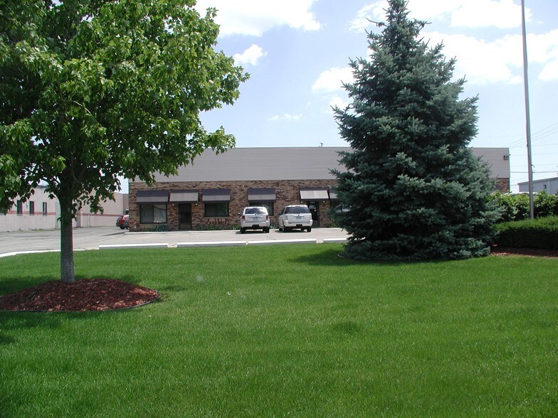 Primary Photo Of 27270-27300 Gloede Dr, Warren Warehouse For Lease