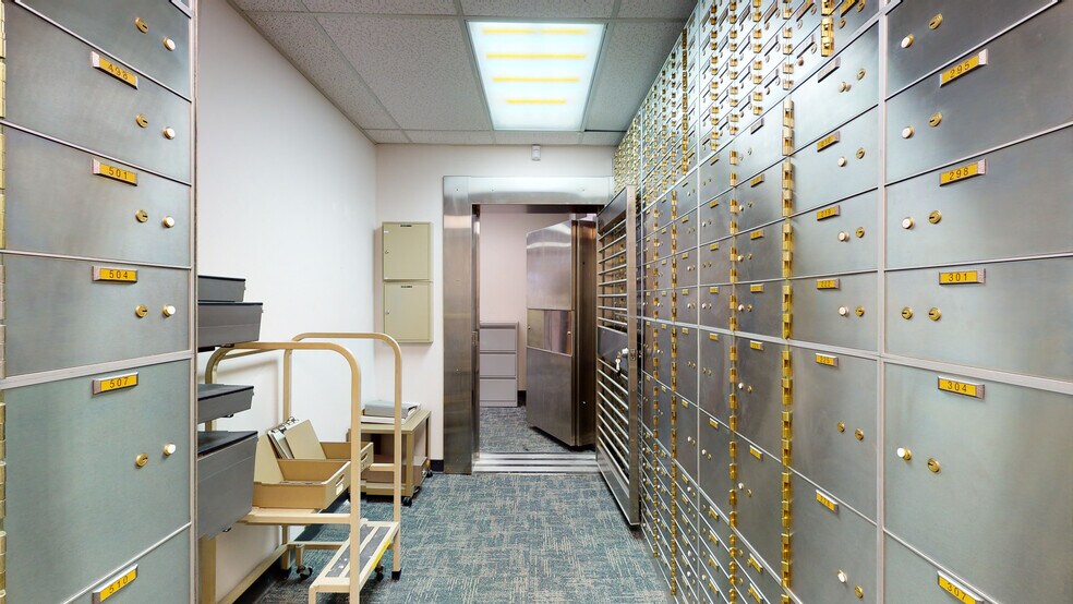 More Photos Of 4101 Clinton Dr, Houston Bank For Lease