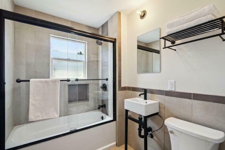 More Photos Of 2359 NE Division St, Bend Hotel For Sale