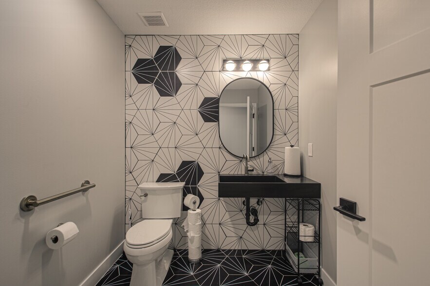 More Photos Of 1600 SW Market St, Lee's Summit Office For Sale