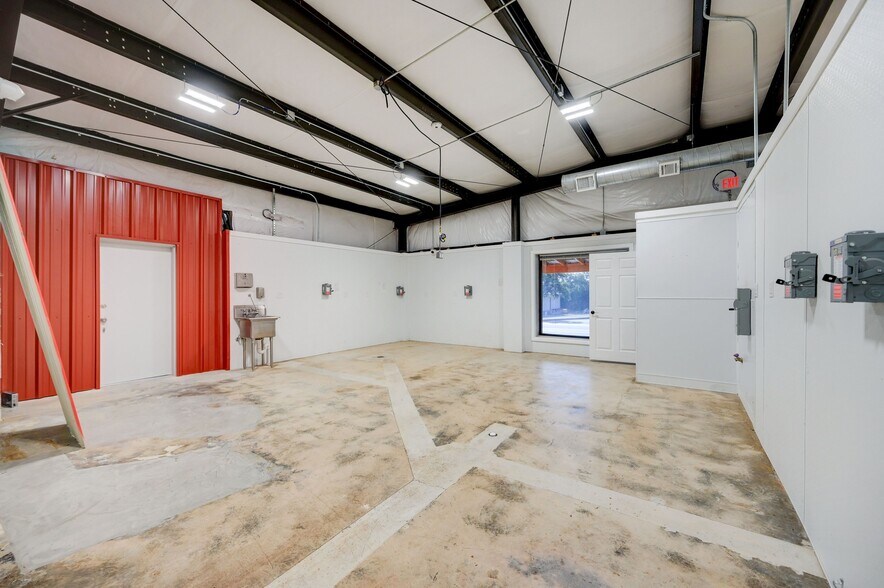 More Photos Of 1301 & 1307 Main St, Blanco Light Distribution For Sale