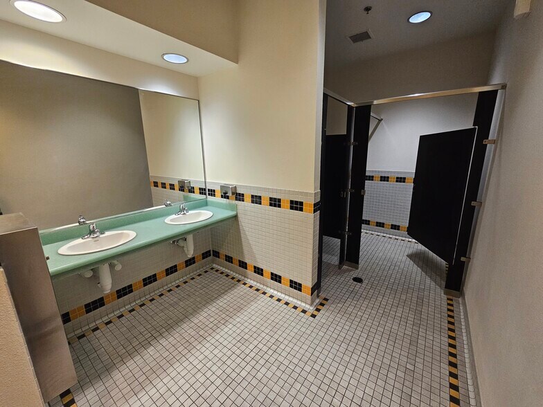 More Photos Of 303 S Water St, Henderson Office For Sale