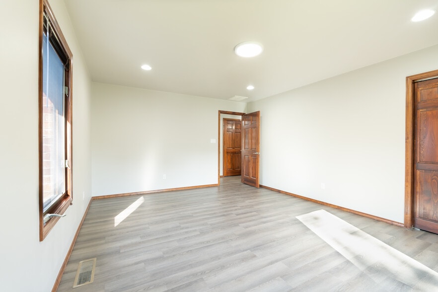 More Photos Of 8984 S Park Rd, Rogers Office For Lease