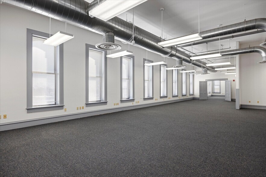 More Photos Of 2-4 W Ohio St, Butler Office For Lease