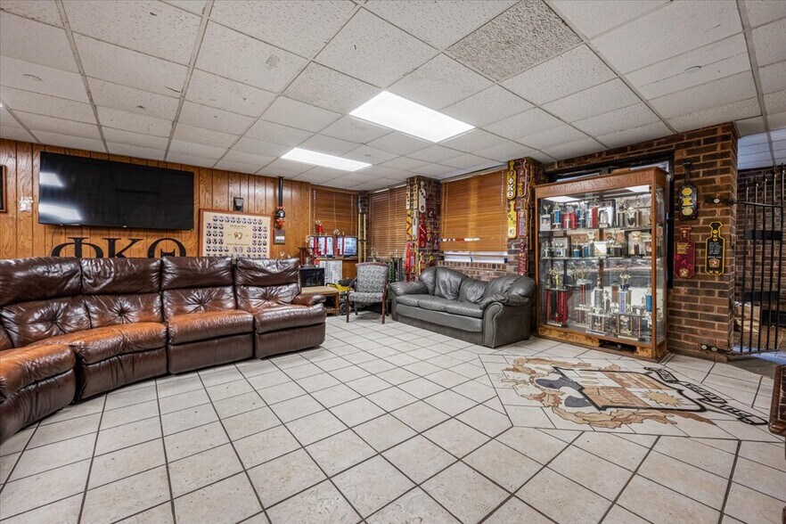 More Photos Of 910 W Hillcrest Dr, Dekalb Sorority Fraternity House For Sale