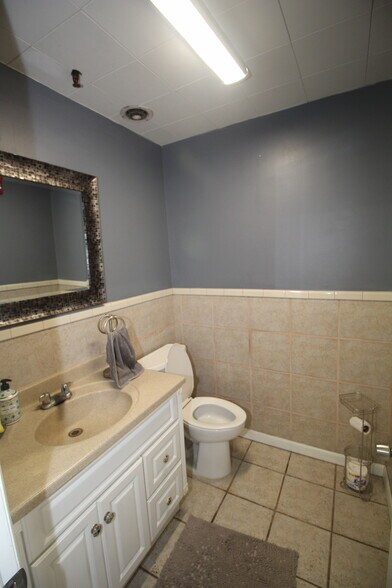 More Photos Of 121 Friends Ln, Newtown Medical For Sale