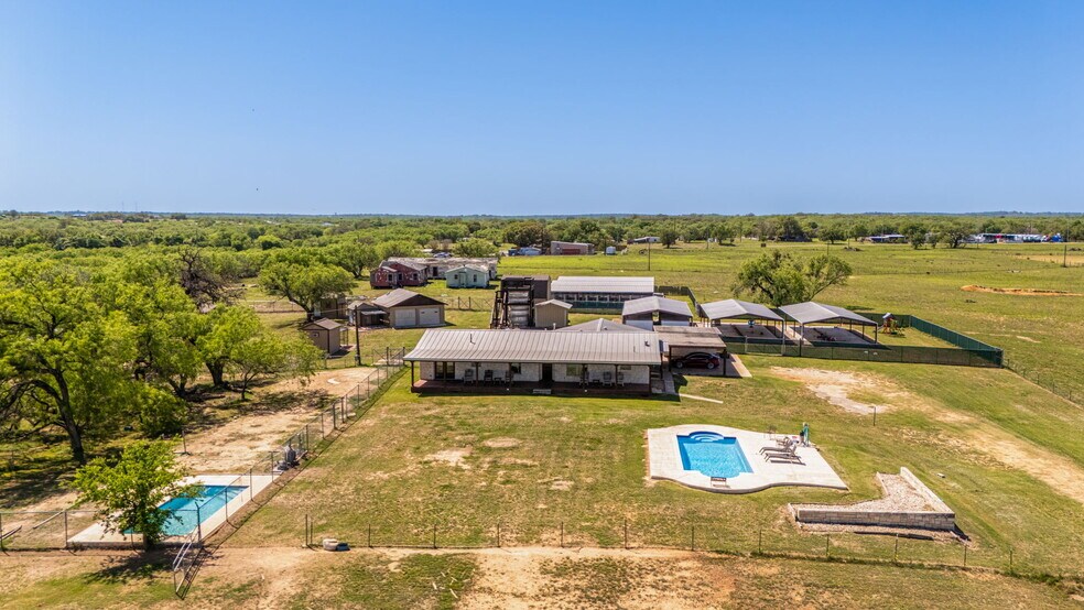 More Photos Of 5800 Curran Dr, Von Ormy Veterinarian Kennel For Sale