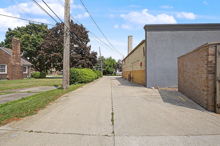 More Photos Of 14222 Fort St, Southgate General Retail For Lease