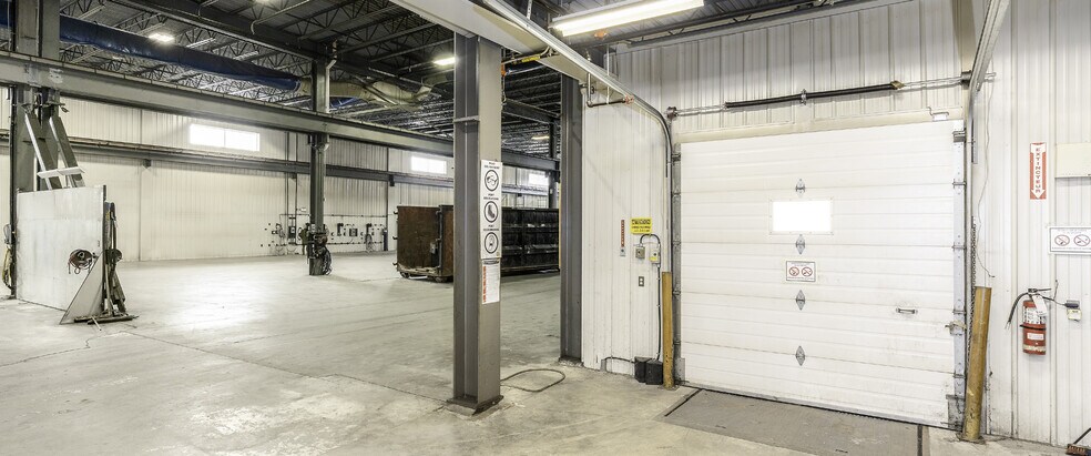 More Photos Of 2511 Boul Du Parc-Technologique, Québec Manufacturing For Sale